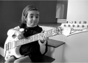 s-roye-petite-fille-a-la-guitare